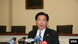 民进党秘书长兼驻美代表吴钊燮(美国之音 钟辰芳拍摄)