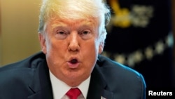 川普总统对内阁成员与媒体讲话。(2018年8月16日)