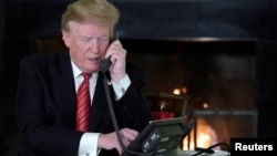 美国总统特朗普在华盛顿白宫进行电话交谈。(2018年12月24日)