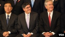 参加本轮战略与经济对话的中国副总理汪洋(左)和美国财长杰克•卢(中)美国副国务卿伯恩斯(美国之音林枫拍摄)