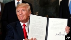 美国总统川普展示他签署的授权调查中国贸易行为的行政备忘录。(2017年8月14日)