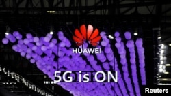 上海举行的世界移动通信大会上华为标识和5G的标志（2019年6月28日）。