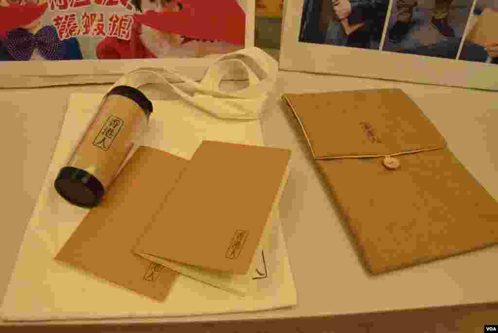 香港公民党今年的年宵摊位售卖的&quot;香港人&quot;系列产品（美国之音汤惠芸拍摄）
