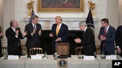 Menteri Perdagangan Howard Lutnick, Menteri Keuangan Scott Bessent, Presiden Donald Trump, kepala AI dan kripto Gedung Putih David Sacks, dan Bo Hines menghadiri KTT Kripto Gedung Putih di Washington, 7 Maret 2025. (Foto: via AP)