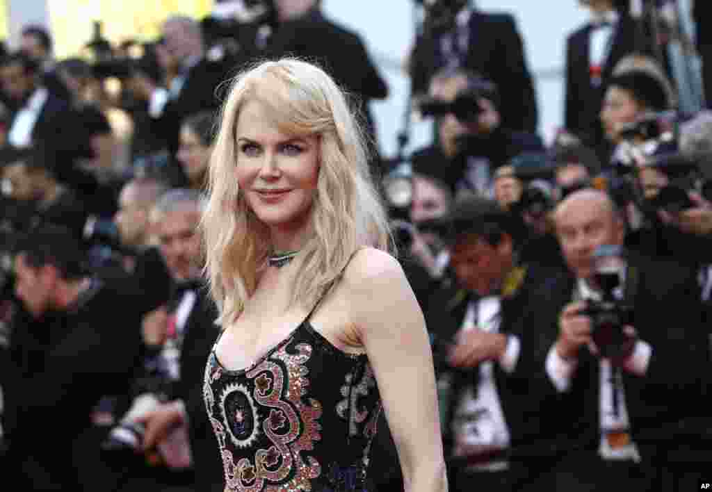影星妮可·基德曼(Nicole Kidman)在法国南部的戛纳举行的第70届戛纳国际电影节上出席电影《谜湖之巅:中国女孩》(Top Of The Lake: China Girl)的首映礼(2017年5月23日)