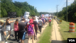 “夏洛茨维尔到华盛顿”游行者到达美国首都示威