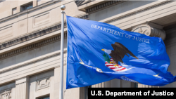 资料照片:位于华盛顿的美国司法部总部大楼外的司法部旗帜。