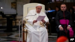 教宗方济各在罗马圣母玛利亚大教堂与主教会议成员一起诵念和平玫瑰经。(2024年10月6日)