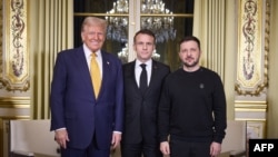 资料照:美国当选总统特朗普、法国总统马克龙和乌克兰总统泽连斯基在法国爱丽舍宫举行会晤。(2024年12月7日)