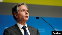 美国国务卿布林肯在巴黎举行的记者会上讲话。(2021年10月6日)