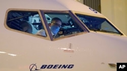 阿拉斯加航空公司一架波音737 Max 9客机进行首次客运飞行前,担任副机长的布莱恩·埃尔在驾驶舱进行飞行前准备。(资料照片:2021年3月1日)