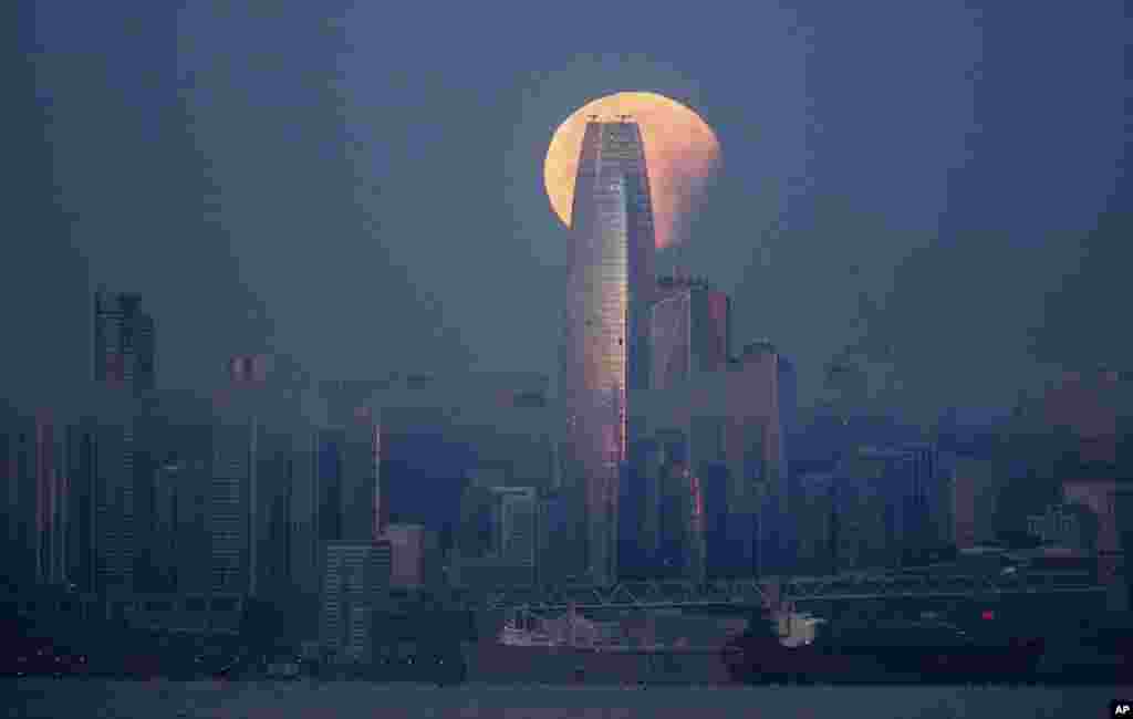 2018年1月31日,在旧金山的Salesforce大厦后面,部分月食的超级月亮。