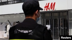 一名保安站在瑞典时装零售商H&M在北京的一家商店外。(2021年3月25日)
