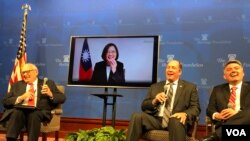美国联邦众议员约霍(右2)与参议员加德纳(右1)2019年3月27日在华盛顿智库传统基金会与台湾总统蔡英文视讯对话(美国之音锺辰芳拍摄)