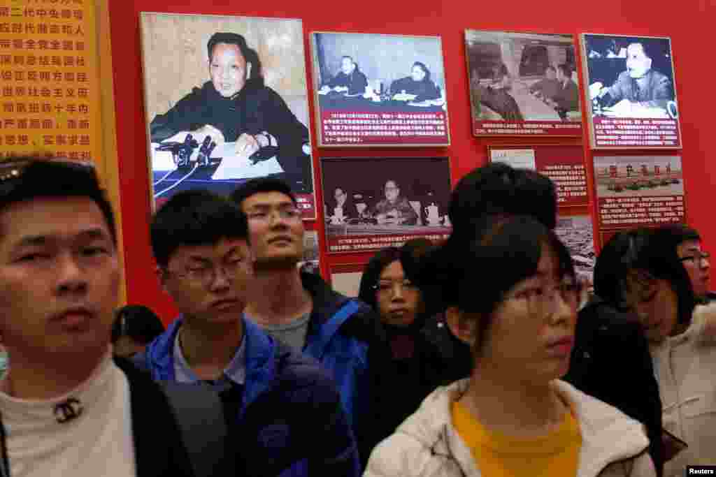 2018年11月14日,北京中国国家博物馆举办的中国改革开放40周年展览中,人们参观关于中国前领导人邓小平的内容。其中有邓小平和陈云在中共11届三中全会上的照片,邓小平在日本乘坐高速列车的照片和1979年3月30日邓小平在理论工作务虚会议上做报告的照片。报告题为《坚持四项基本原则》,引起批毛派和自由派的不满。不过也有大学生在学习会上说:“听邓小平的吧,没有他,我们也上不了大学。”这次务虚会议上有不少中共党内人士批评毛泽东的言论。