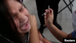 2020年3月16日,智利圣地亚哥一名儿童接受疫苗接种