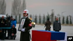 一名土耳其卫兵守候在俄遇刺大使的棺木旁(2016年12月20日)