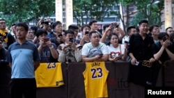 等候在上海浦东丽思卡酒店外的中国NBA球迷。(2019年10月9日)