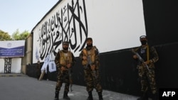 塔利班特种部队成员在喀布尔的美国驻阿富汗大使馆外一面画有塔利班旗帜的墙前站岗。(2021年9月8日)