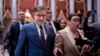 Ketua DPR AS Mike Johnson (kiri) berjalan melewat para wartawan yang berkumpul menantinya di Gedung Capitol, Washington, pada 5 Februari 2024. (Foto: AP/J. Scott Applewhite)