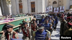 也门胡塞武装2024年1月17日为在美军袭击中丧生的战士举行葬礼。(路透社)