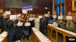 英国议员和中国海外异见人士,以及来自英国,台湾,香港的支持者一起在英国国会举起白纸,纪念白纸运动两周年。(美国之音/李伯安)