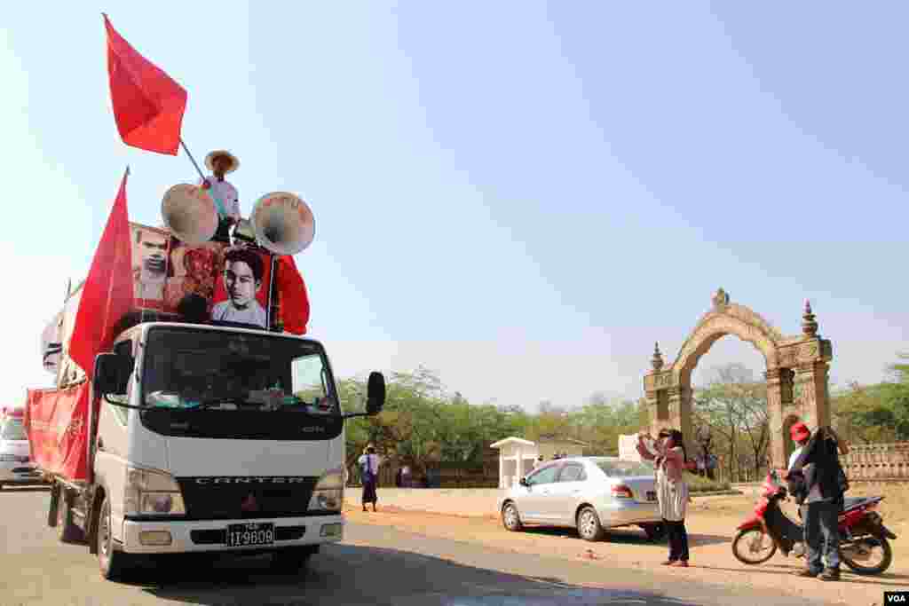 အမျိုးသားပညာရေးဥပဒေ ဆန့်ကျင်ကန့်ကွက် ခရီးရှည်ချီတက်ဆန္ဒပြ သပိတ်မှောက်ကျောင်းသားစစ်ကြောင်း သတင်းဓာတ်ပုံ-စည်သူ (VOA မြန်မာပိုင်း)