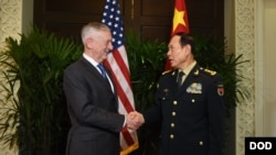 美防长马蒂斯(左)和中国国防部长魏凤和在新加坡举行的东盟国防部长会议期间举行会晤。(2018年10月18日)