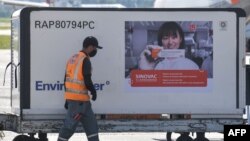 工人正在装卸从中国抵达巴西圣保罗机场的一批新冠病毒疫苗。(2020年12月18日)