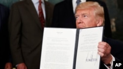 美国总统川普展示他签署的授权调查中国贸易行为的行政备忘录。(2017年8月14日)