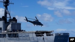 资料照:菲律宾海军直升机从“雷蒙·阿尔卡拉斯”号护卫舰(PS-16 BRP Ramon Alcaraz PS16) 起飞参加在有争议的南中国海洛艾塔岛附近举行的菲律宾多军种军演。(2024年11月6日)
