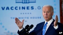 资料照片:美国总统拜登在伊利诺伊州一个微软数据中心谈论新冠疫苗的接种要求(2021年10月7日)