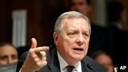 美国参议院少数党党鞭、来自伊利诺伊州的民主党参议员德宾(Dick Durbin)在听证会上讲话(资料图)