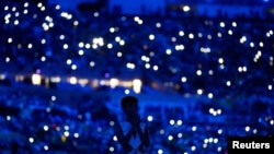 在里约奥运会开幕式开演前观众使用手机照明 (2016年8月5日)