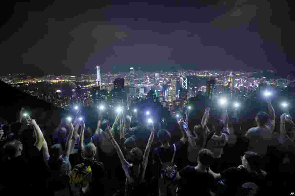 中秋之夜,要求民主的示威者在香港旅游名点太平山结成人链并高举手机。(2019年9月13日)