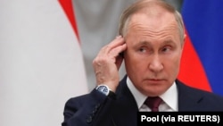 俄罗斯总统普京在与匈牙利总理奥尔班会晤后出席新闻发布会。(2022年2月1日)