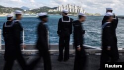 资料照:美国海军罗纳德里根号航母的士兵准备在韩国釜山港下舰访问。 ( 2017年10月21日)