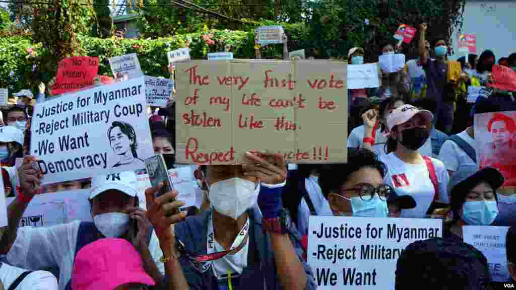 ရန်ကုန်မြို့ ကုလသမဂ္ဂရုံးရှေ့ စစ်အာဏာဆန့်ကျင်ဆန္ဒပြ မြင်ကွင်း။