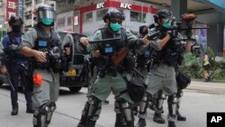 香港防暴警察向抗议中国人大制定港版国安法的示威者发射催泪瓦斯。(2020年5月24日)