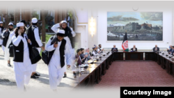 阿富汗总统加尼会见政府和平谈判代表,左为政府释放的塔利班成员。