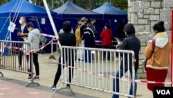 大批市民在铜锣湾维多利亚公园流动检测站排队轮候病毒检测 (美国之音/汤惠芸)
