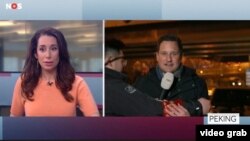 荷兰公共电台驻京记者Sjoerd den Daas被突然闯入画面的红袖章推搡,荷兰总部的女主持人一脸错愕。(荷兰公共电台NOS视频推特截屏 2020年2月4日)