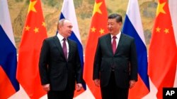 中国国家主席与俄罗斯总统普京2022年2月4日在北京举行会谈前合影 (美联社)