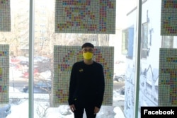 林锦乐在其“光时”展品前留影。 (林锦乐提供)