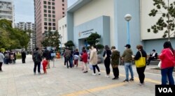 香港人连续第三年疫情下的农历新年,多区出现排队接受强制病毒检测的人龙 (美国之音/汤惠芸)
