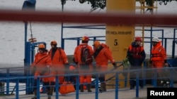 俄罗斯救援人员走上出事地点附近的码头(2016年12月25日)