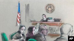 中国女子张玉婧(左)在佛罗里达州西棕榈滩聆听联邦法官威廉·马修曼(William Matthewman)的听证会。(2019年4月8日)