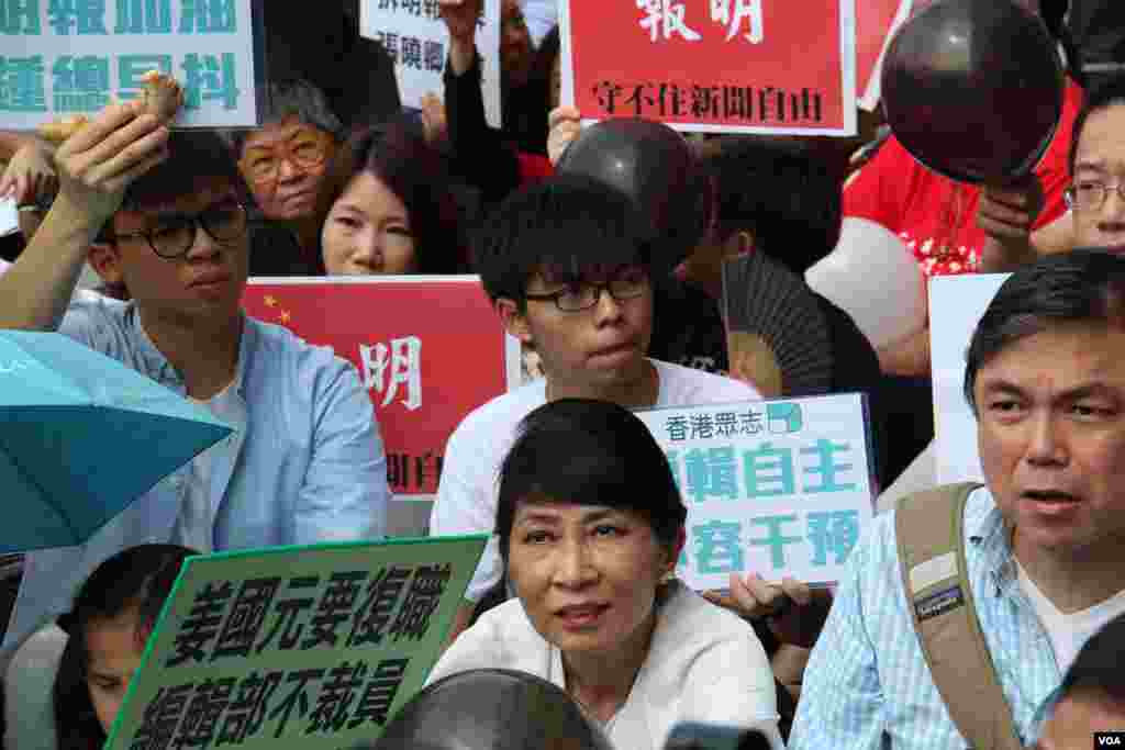 香港记者协会等8个传媒组织在明报工业中心外集会,声援明报员工,要求明报撤回解雇决定,并呼吁各界一同守护守护新闻自由及明报(2016年5月2日,美国之音海彦拍摄)