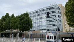 资料照:中国武警士兵在美国驻北京大使馆外站岗。(2020年9月12日)