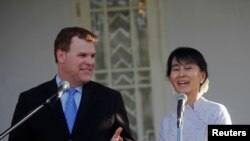 မှတ်တမ်းဓာတ်ပုံ- ဒေါ်အောင်ဆန်းစုကြည်နဲ့ ကနေဒါ နိုင်ငံခြားရေး ဝန်ကြီး John Baird တို့ ၂၀၁၂ ခုနှစ်က တွေ့ဆုံမှု။ မတ်လ ၈ ရက် ၂၀၁၂။